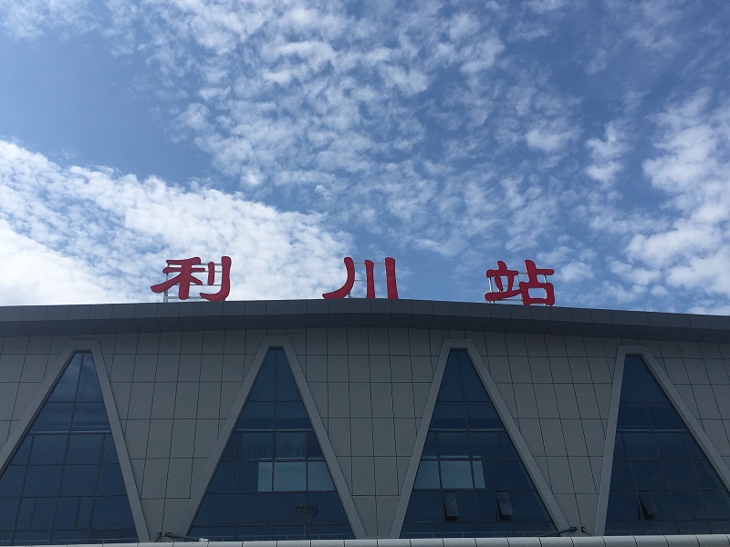 客運(yùn)車站進(jìn)、出站通道區(qū)有哪些靜態(tài)標(biāo)識？